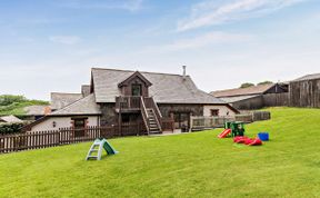 Photo of 3 Bed in Higher Clovelly
