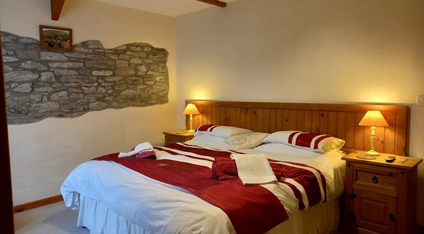 Photo of 2 Bed in Congdons Shop