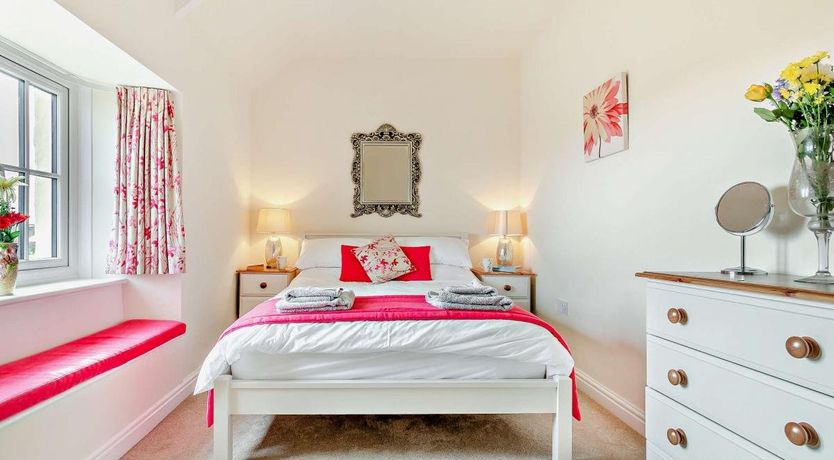 Photo of 3 Bed in The Lizard