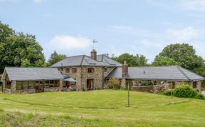 Photo of 5 Bed in Tiverton