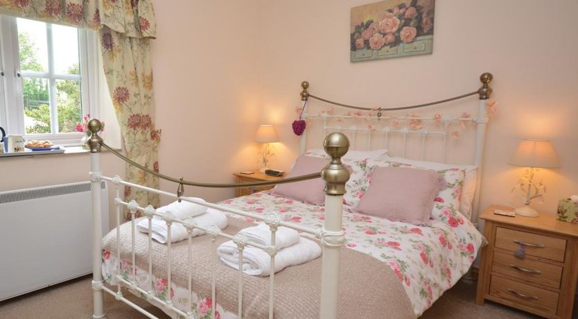 Photo of 1 Bed in Week St Mary