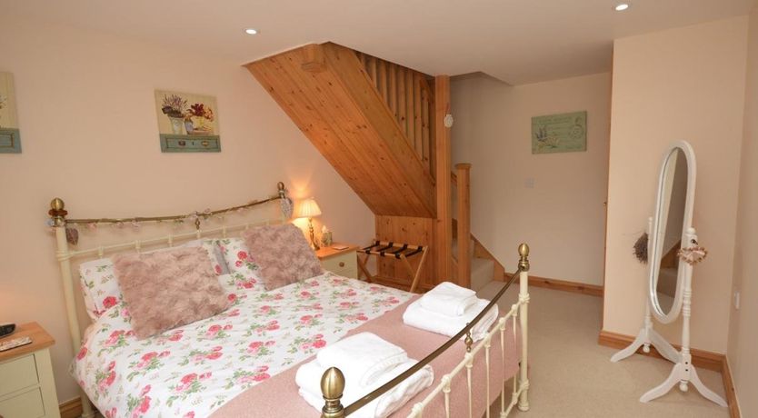 Photo of 1 Bed in Week St Mary