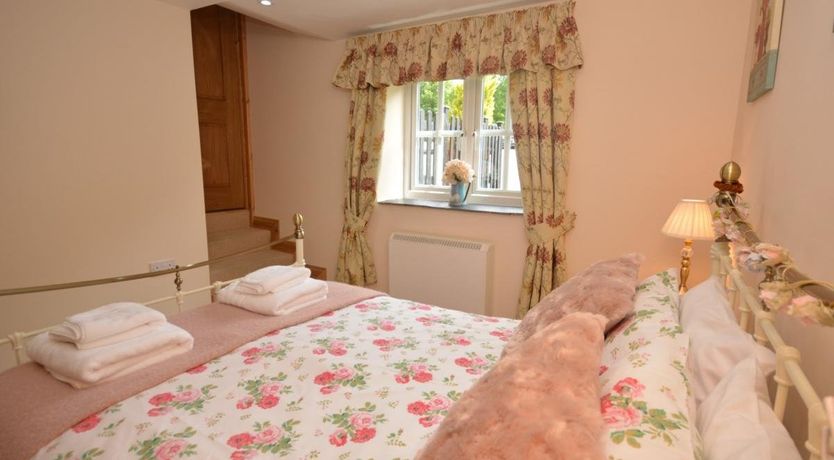 Photo of 1 Bed in Week St Mary