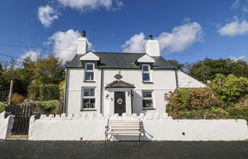 Tan Yr Allt Holiday Cottage