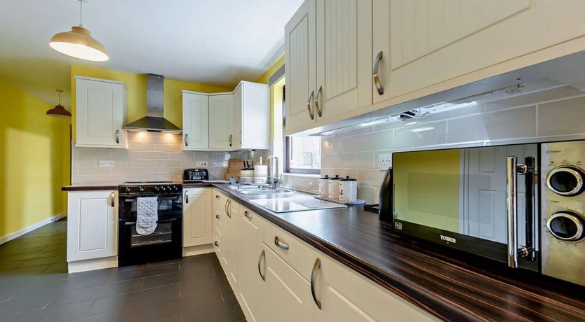 Photo of 5 Bed in Brynteg