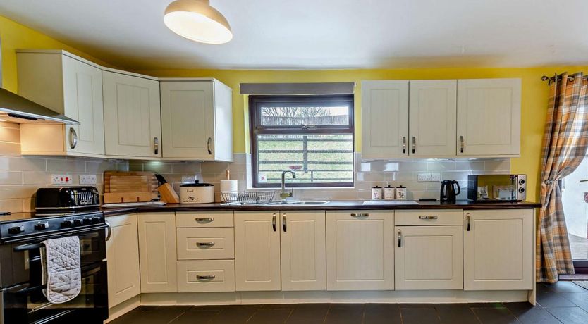 Photo of 5 Bed in Brynteg