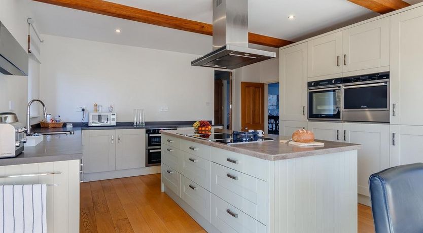 Photo of 5 Bed in Shaw