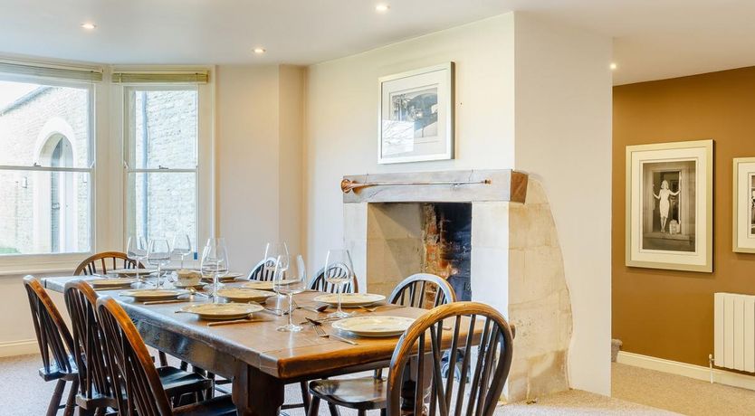 Photo of 5 Bed in Shaw