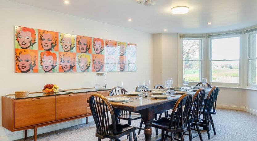 Photo of 5 Bed in Shaw