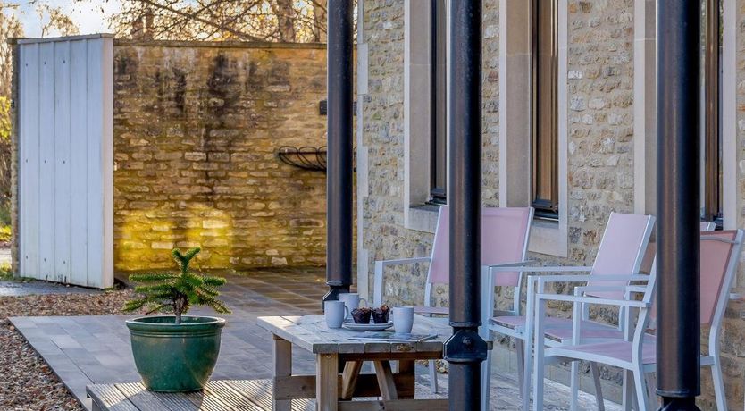 Photo of 5 Bed in Shaw