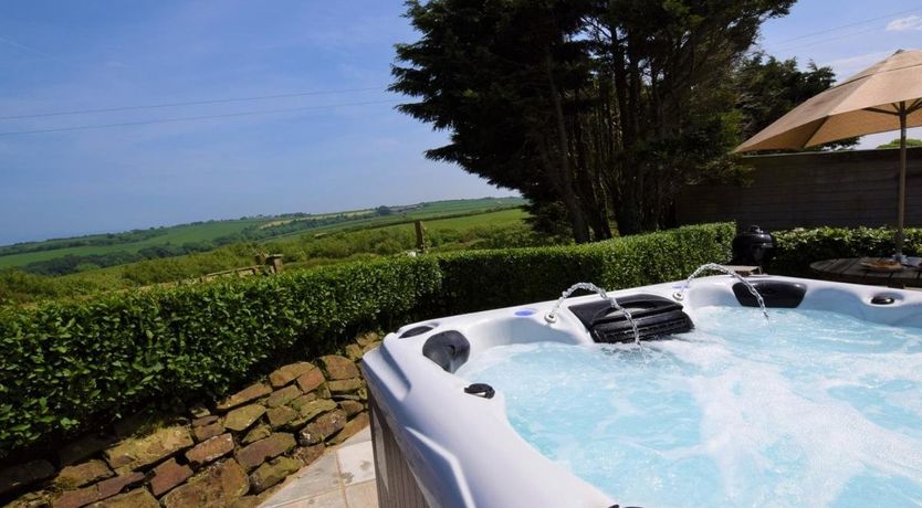 Photo of 4 Bed in Higher Clovelly