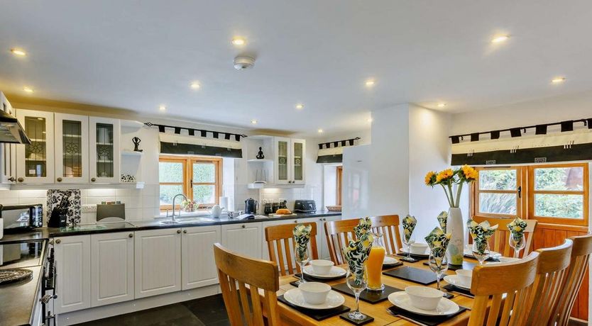 Photo of 4 Bed in Higher Clovelly
