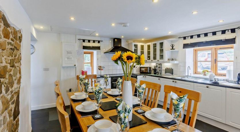 Photo of 4 Bed in Higher Clovelly