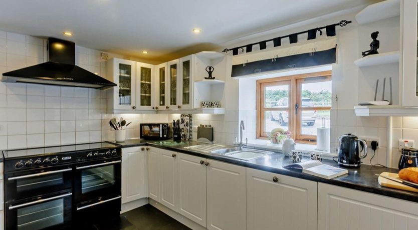 Photo of 4 Bed in Higher Clovelly