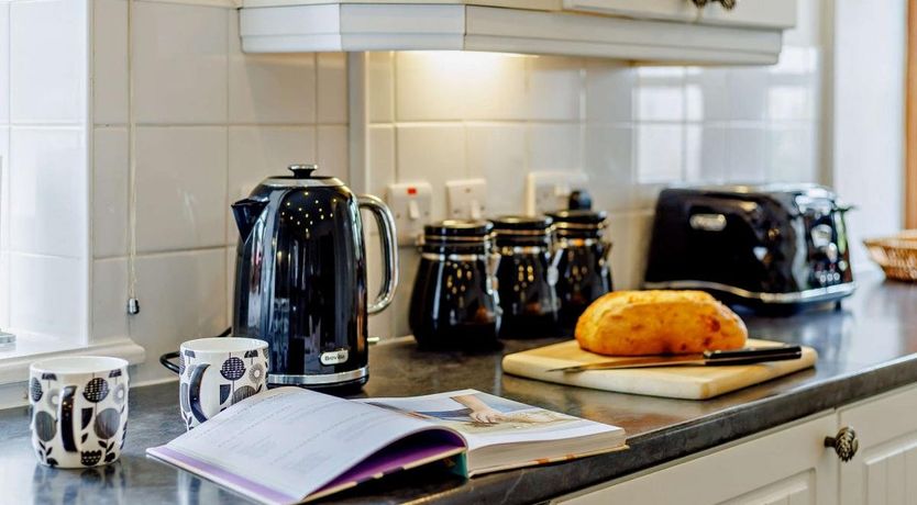 Photo of 4 Bed in Higher Clovelly