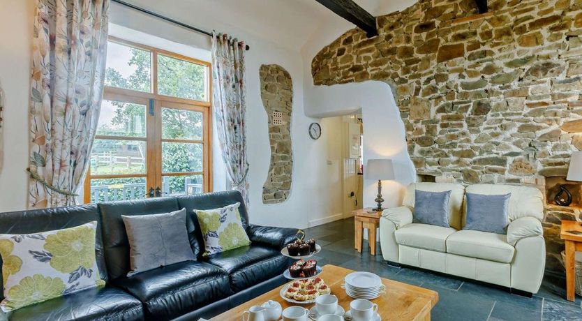 Photo of 4 Bed in Higher Clovelly