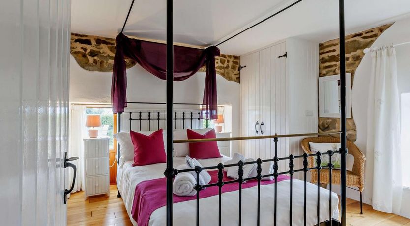 Photo of 4 Bed in Higher Clovelly