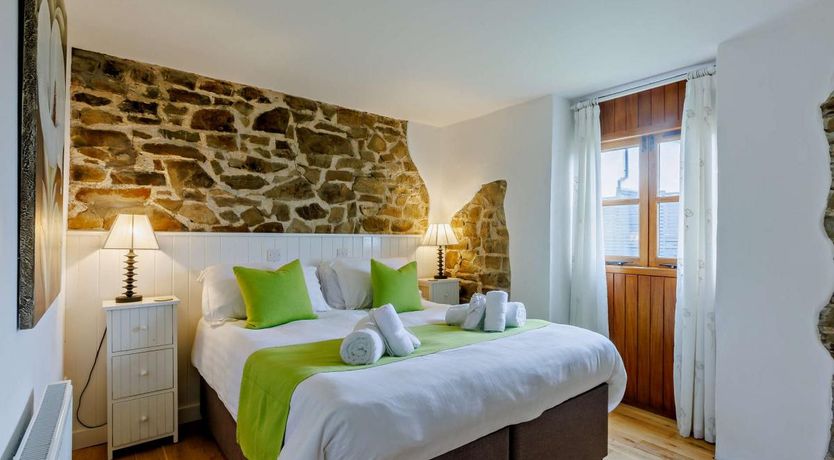 Photo of 4 Bed in Higher Clovelly