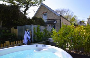 in Lee Bay  (76407) Holiday Cottage