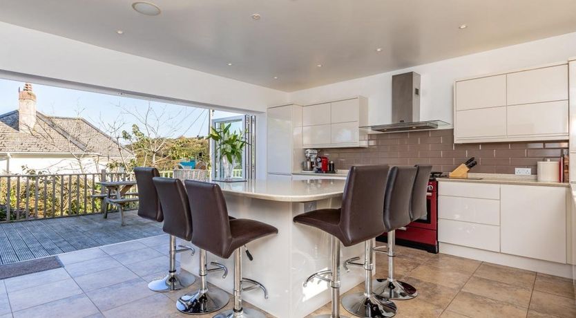 Photo of 5 Bed in Mortehoe