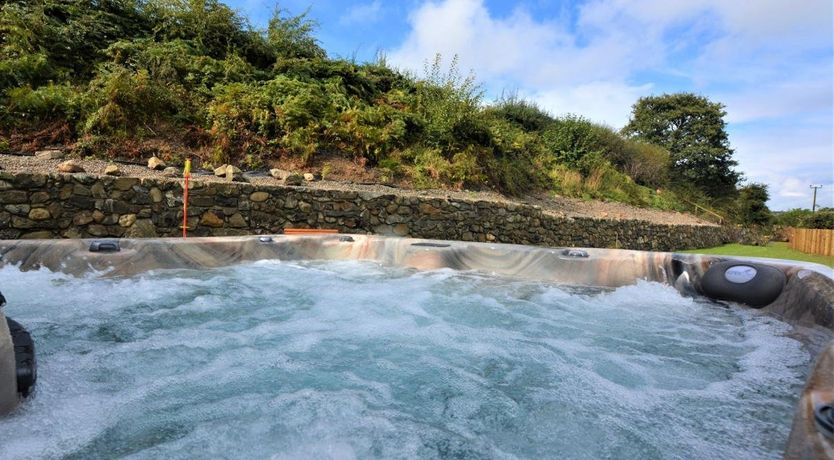 Photo of 4 Bed in Maenan