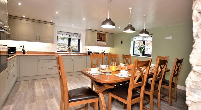 Photo of 4 Bed in Maenan