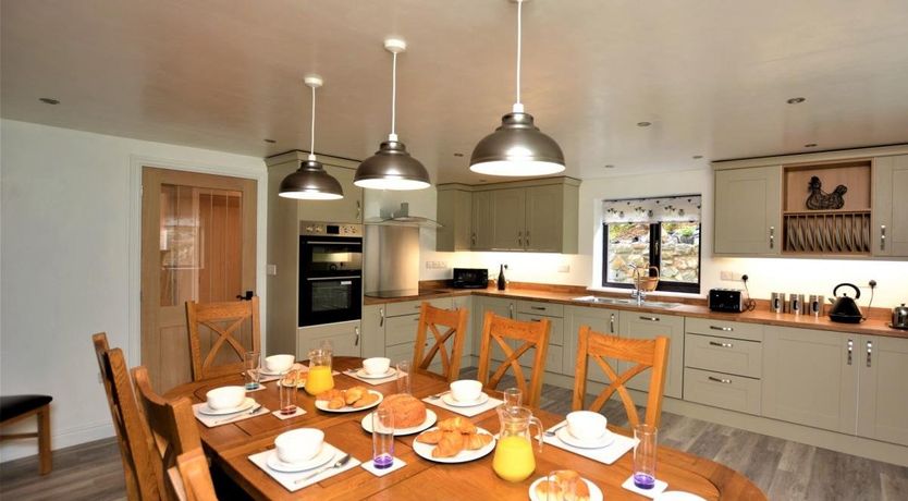 Photo of 4 Bed in Maenan