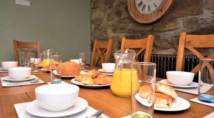 Photo of 4 Bed in Maenan