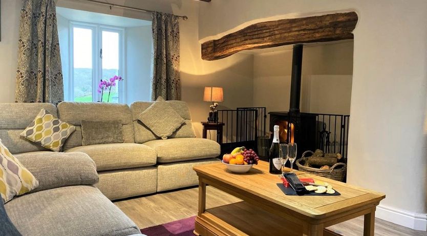 Photo of 4 Bed in Maenan