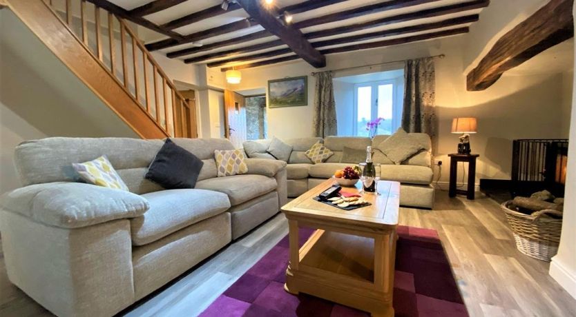 Photo of 4 Bed in Maenan