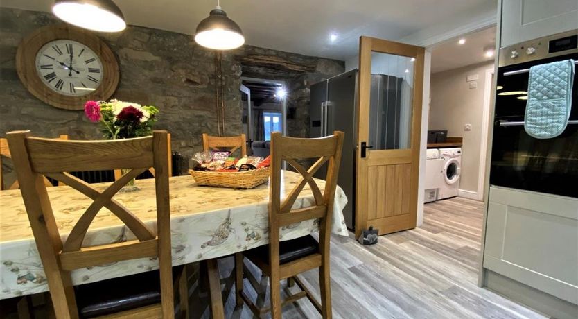 Photo of 4 Bed in Maenan