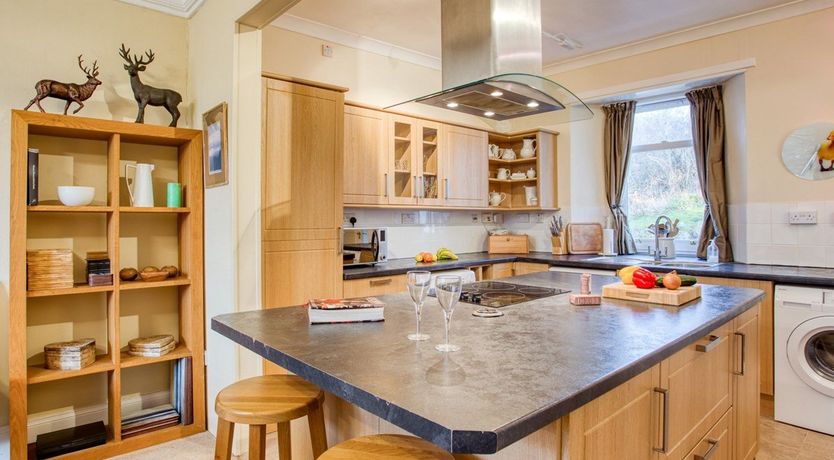 Photo of 4 Bed in Glendale