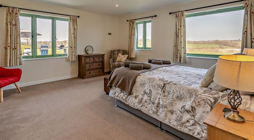 Photo of 6 Bed in Oakford