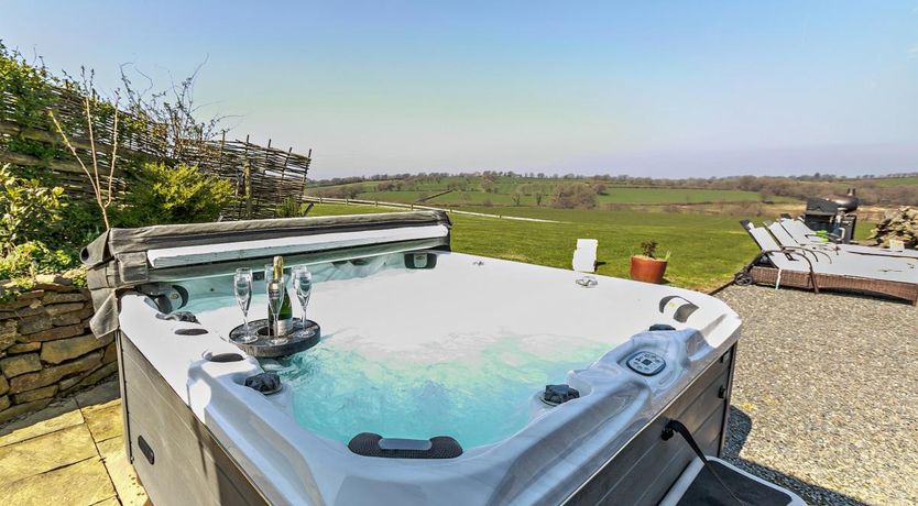 Photo of 6 Bed in Oakford