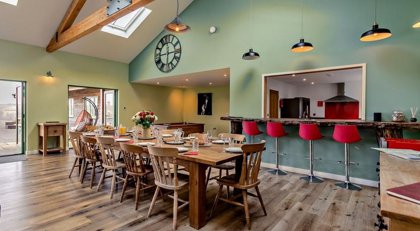 Photo of 6 Bed in Oakford