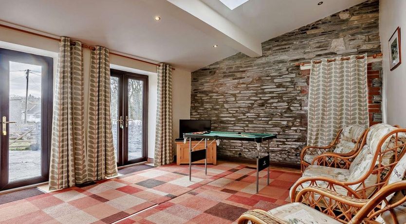 Photo of 4 Bed in Tresmeer