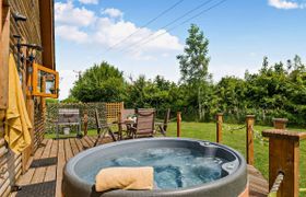 Photo of ledbury-log-cabin-3