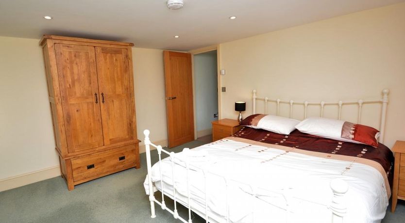 Photo of 5 Bed in Henton