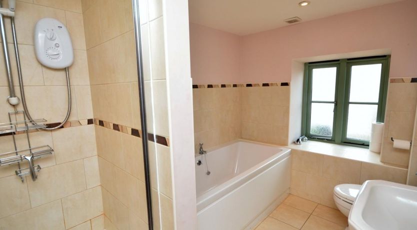 Photo of 5 Bed in Henton