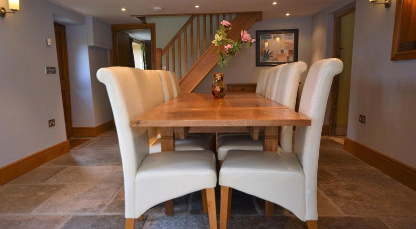 Photo of 5 Bed in Henton