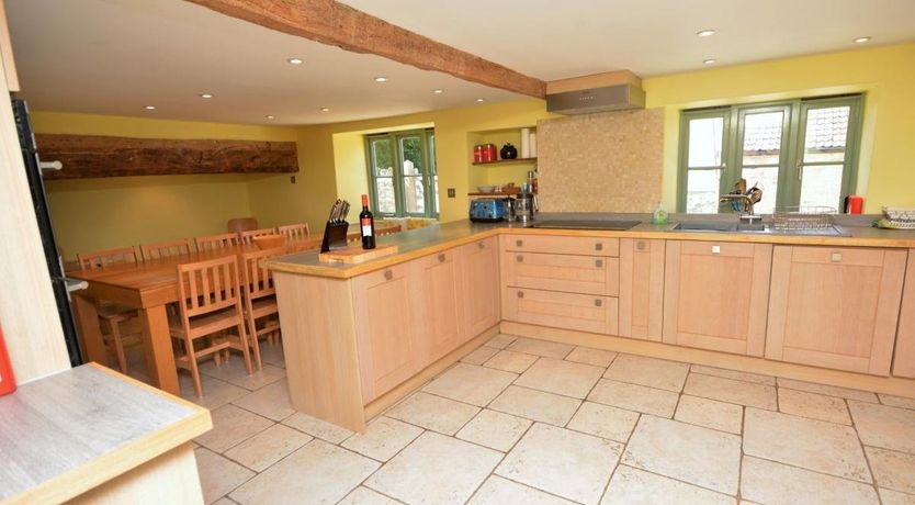 Photo of 5 Bed in Henton