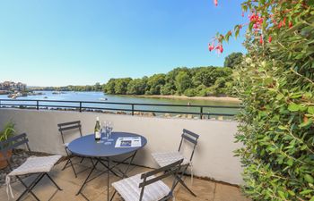 1 Crabshell Quay Apartment