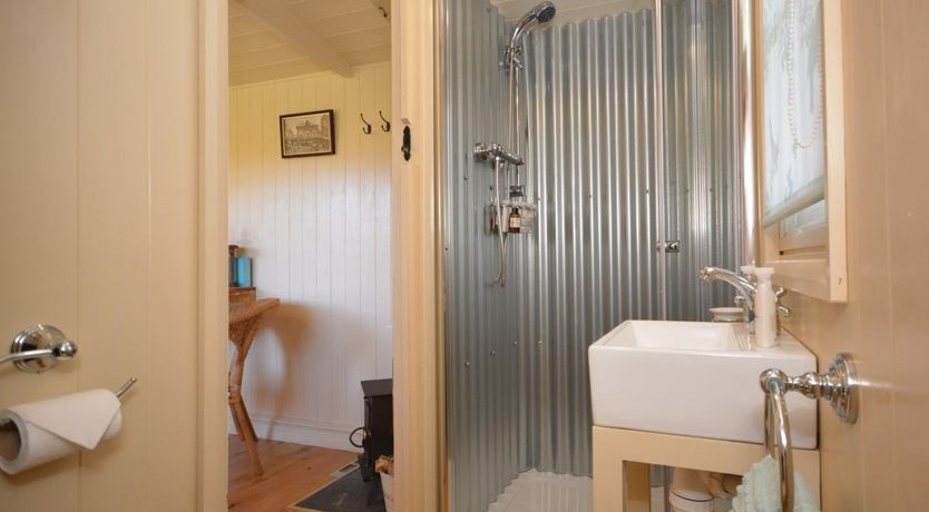 Photo of 1 Bed in Llandyfan