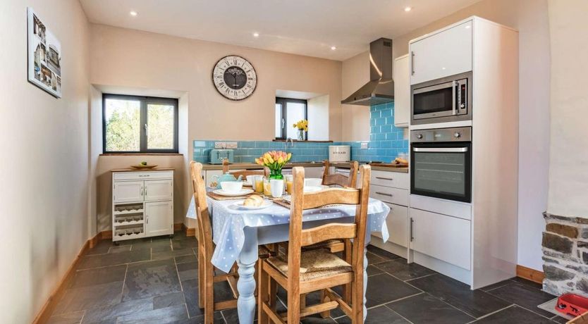 Photo of 2 Bed in Monkokehampton