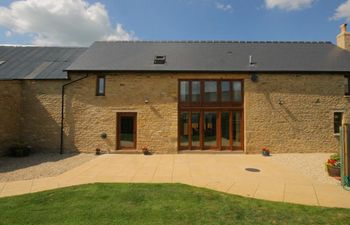 Tithe Barn, Lyneham Holiday Cottage