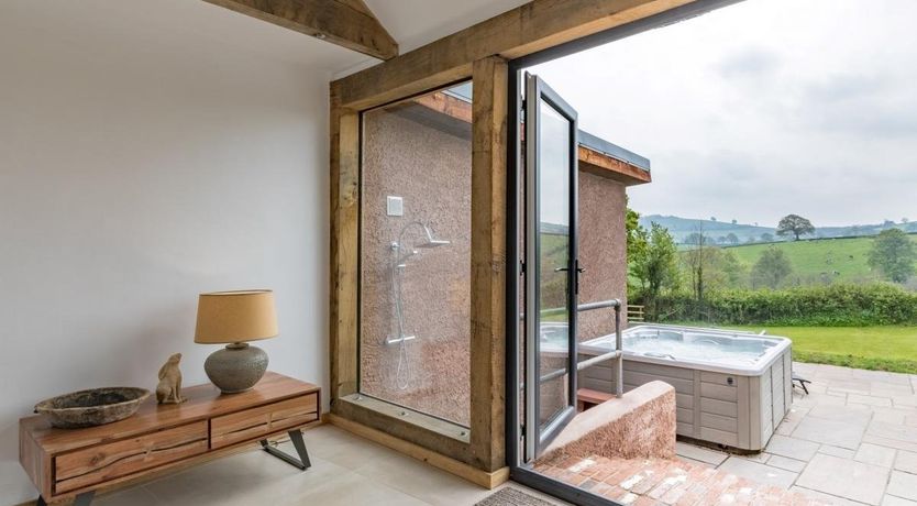 Photo of 6 Bed in Cadeleigh