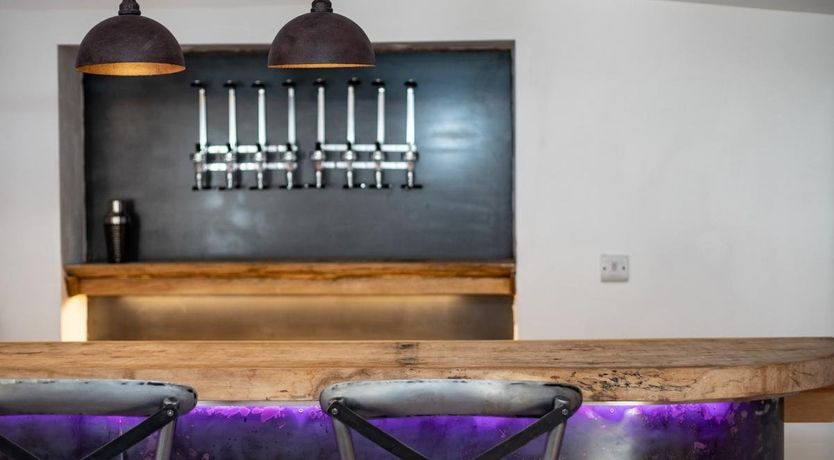 Photo of 6 Bed in Cadeleigh