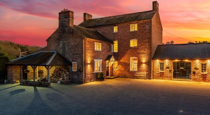 Photo of 5 Bed in Newtown