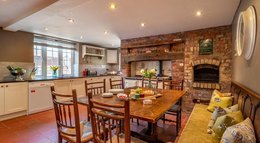 Photo of 5 Bed in Newtown