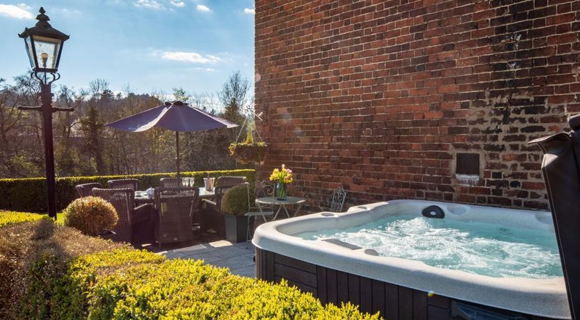 Photo of 5 Bed in Newtown